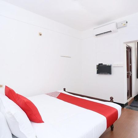Oyo Flagship Kaveri Tourist Home Guruvayur Bagian luar foto