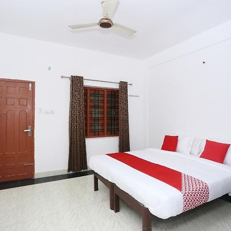 Oyo Flagship Kaveri Tourist Home Guruvayur Bagian luar foto