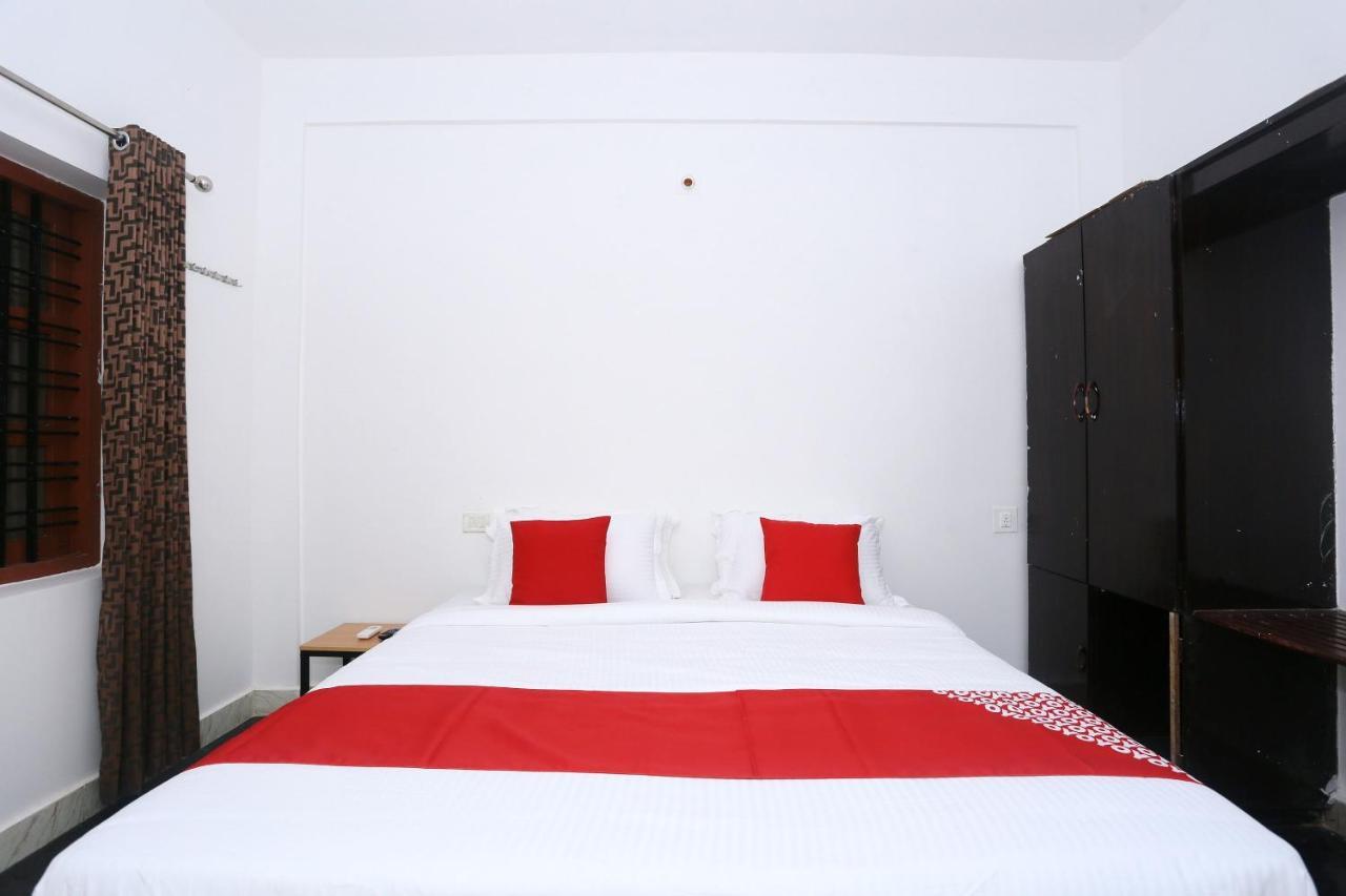 Oyo Flagship Kaveri Tourist Home Guruvayur Bagian luar foto
