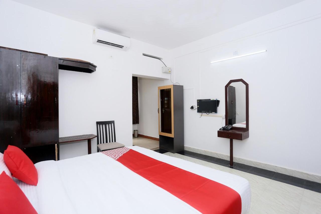 Oyo Flagship Kaveri Tourist Home Guruvayur Bagian luar foto