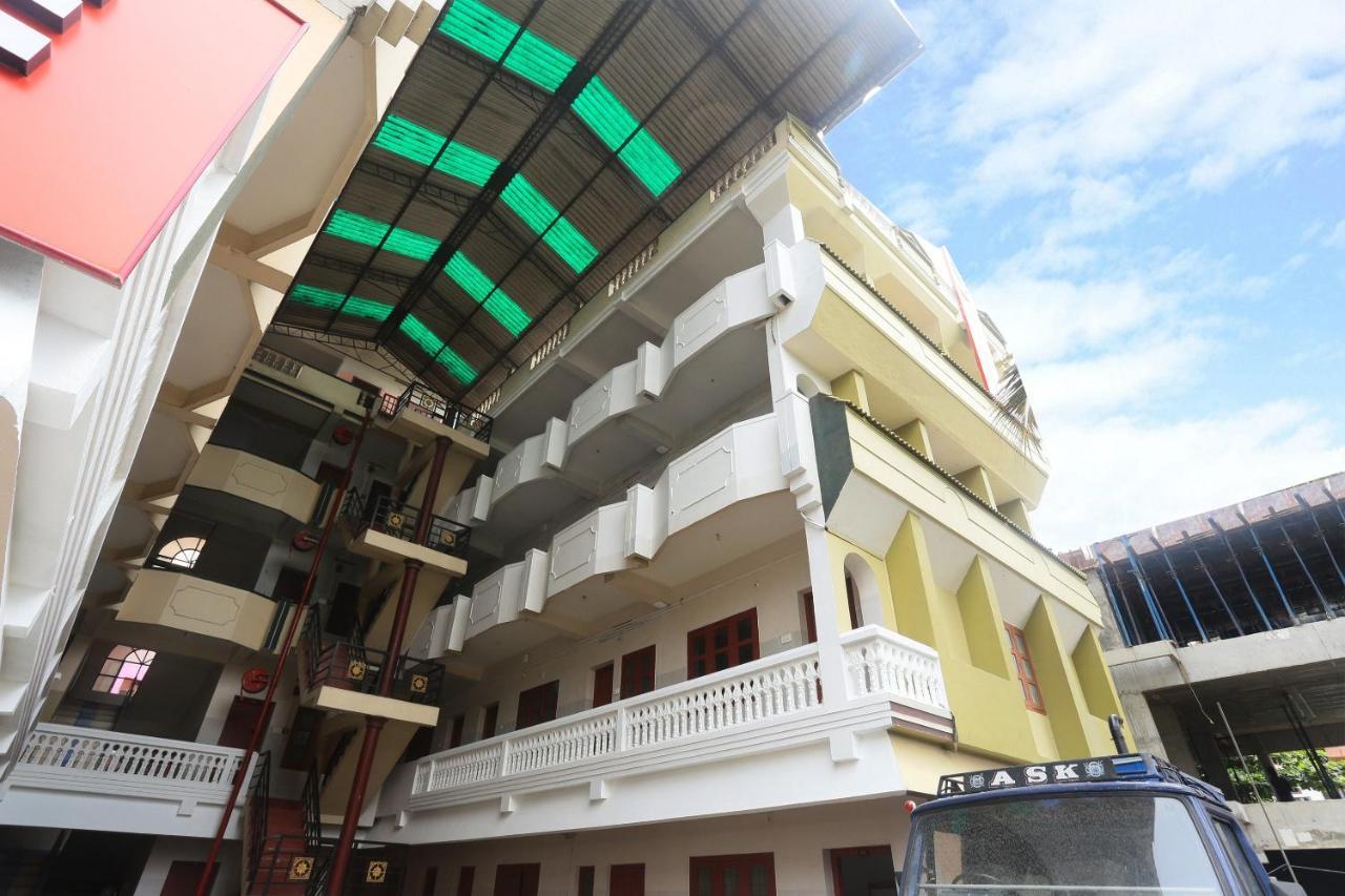 Oyo Flagship Kaveri Tourist Home Guruvayur Bagian luar foto