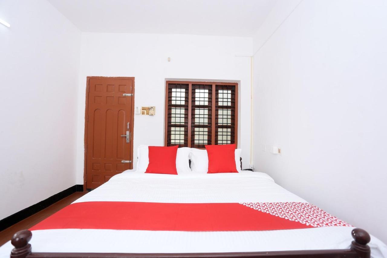Oyo Flagship Kaveri Tourist Home Guruvayur Bagian luar foto