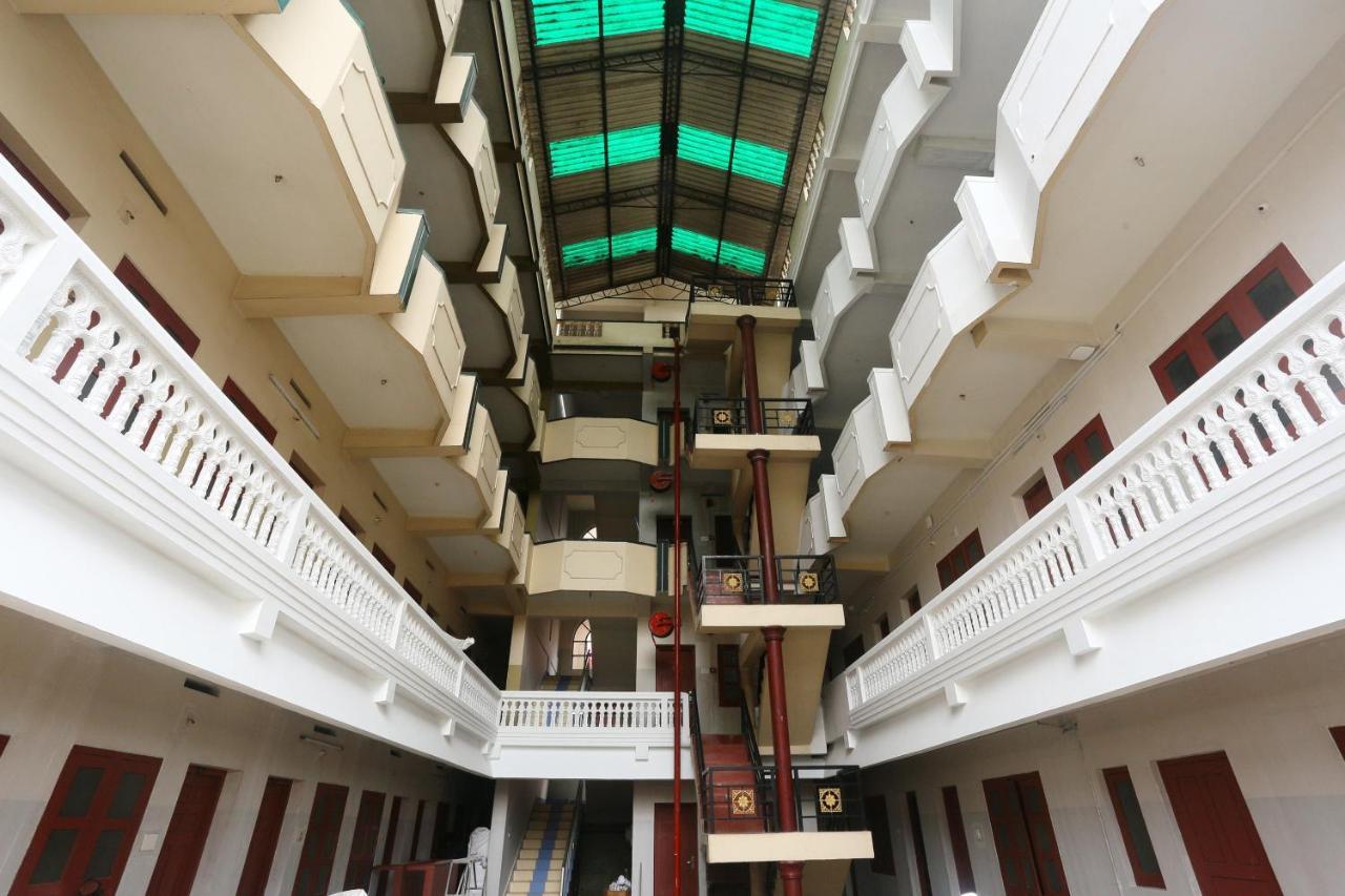 Oyo Flagship Kaveri Tourist Home Guruvayur Bagian luar foto
