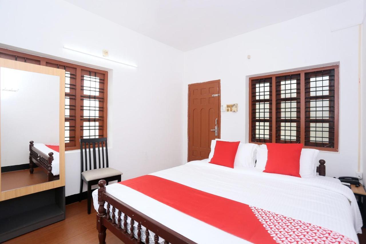 Oyo Flagship Kaveri Tourist Home Guruvayur Bagian luar foto