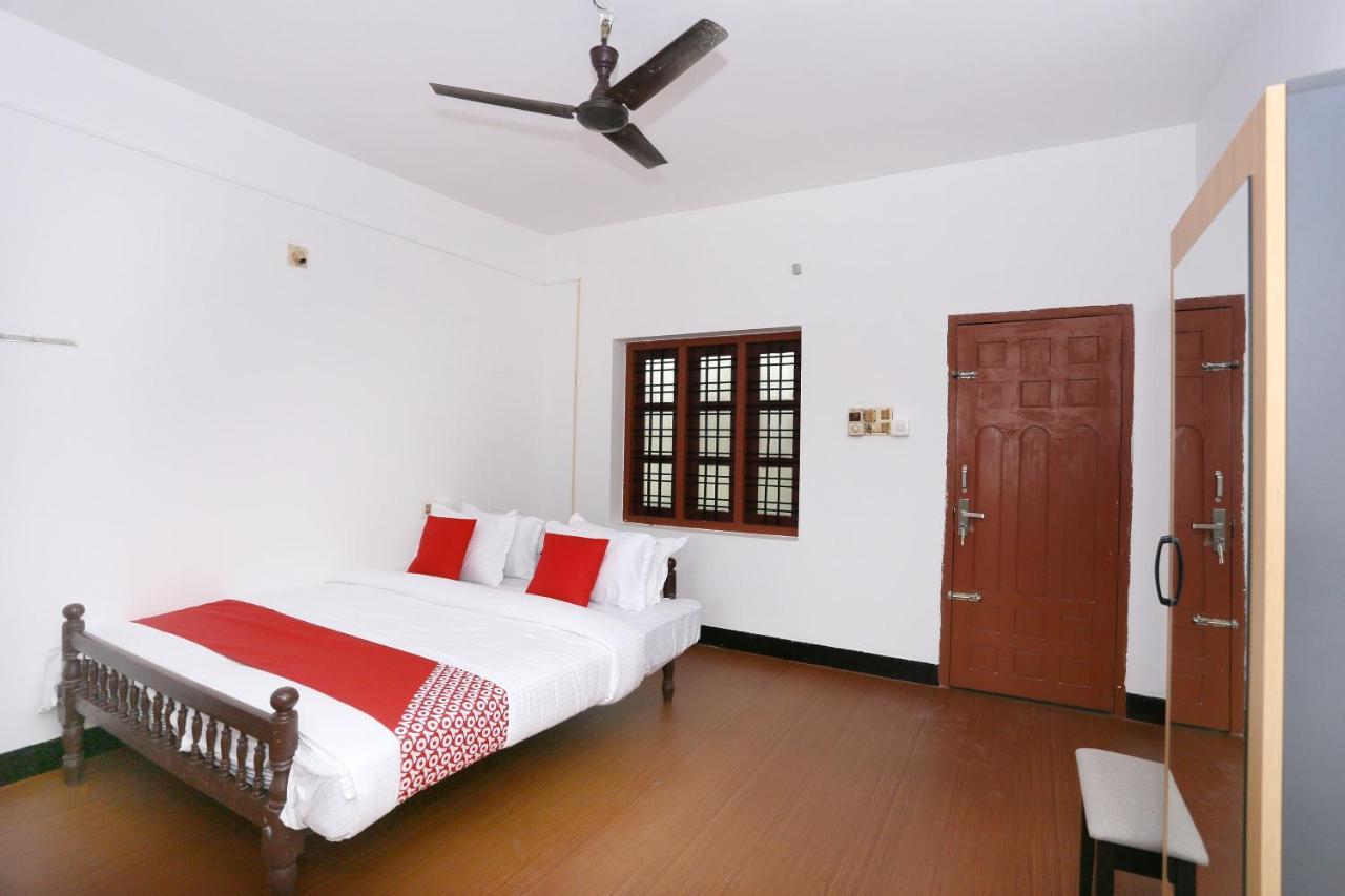 Oyo Flagship Kaveri Tourist Home Guruvayur Bagian luar foto