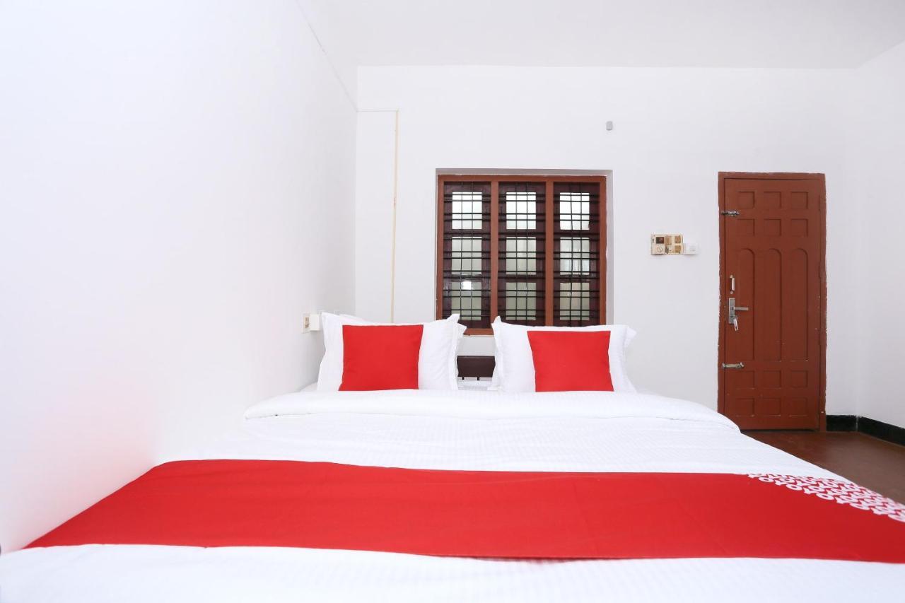 Oyo Flagship Kaveri Tourist Home Guruvayur Bagian luar foto