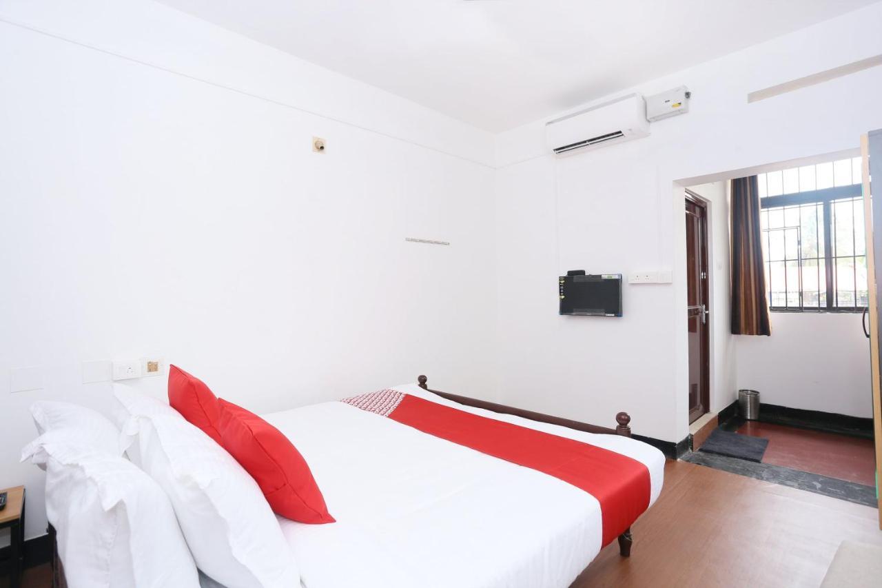 Oyo Flagship Kaveri Tourist Home Guruvayur Bagian luar foto