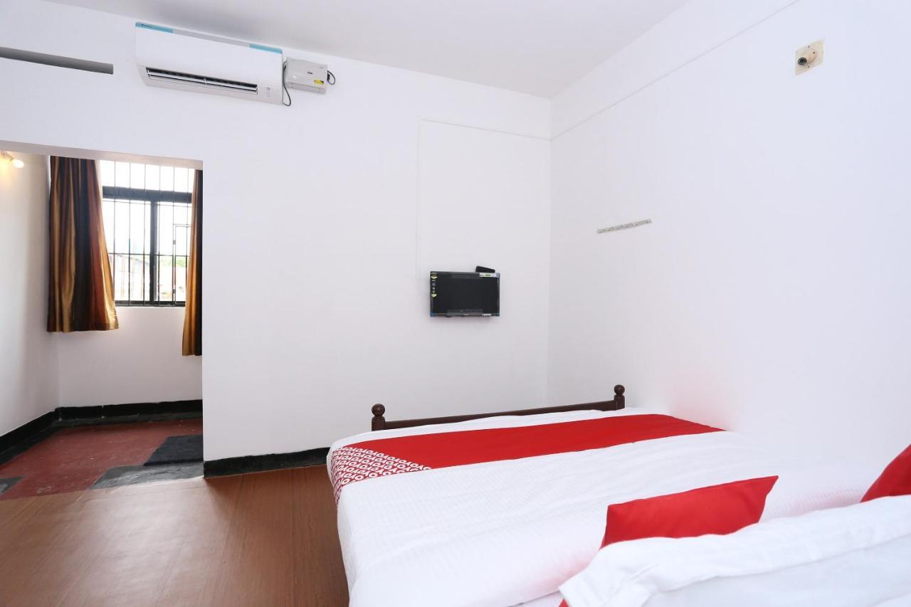 Oyo Flagship Kaveri Tourist Home Guruvayur Bagian luar foto