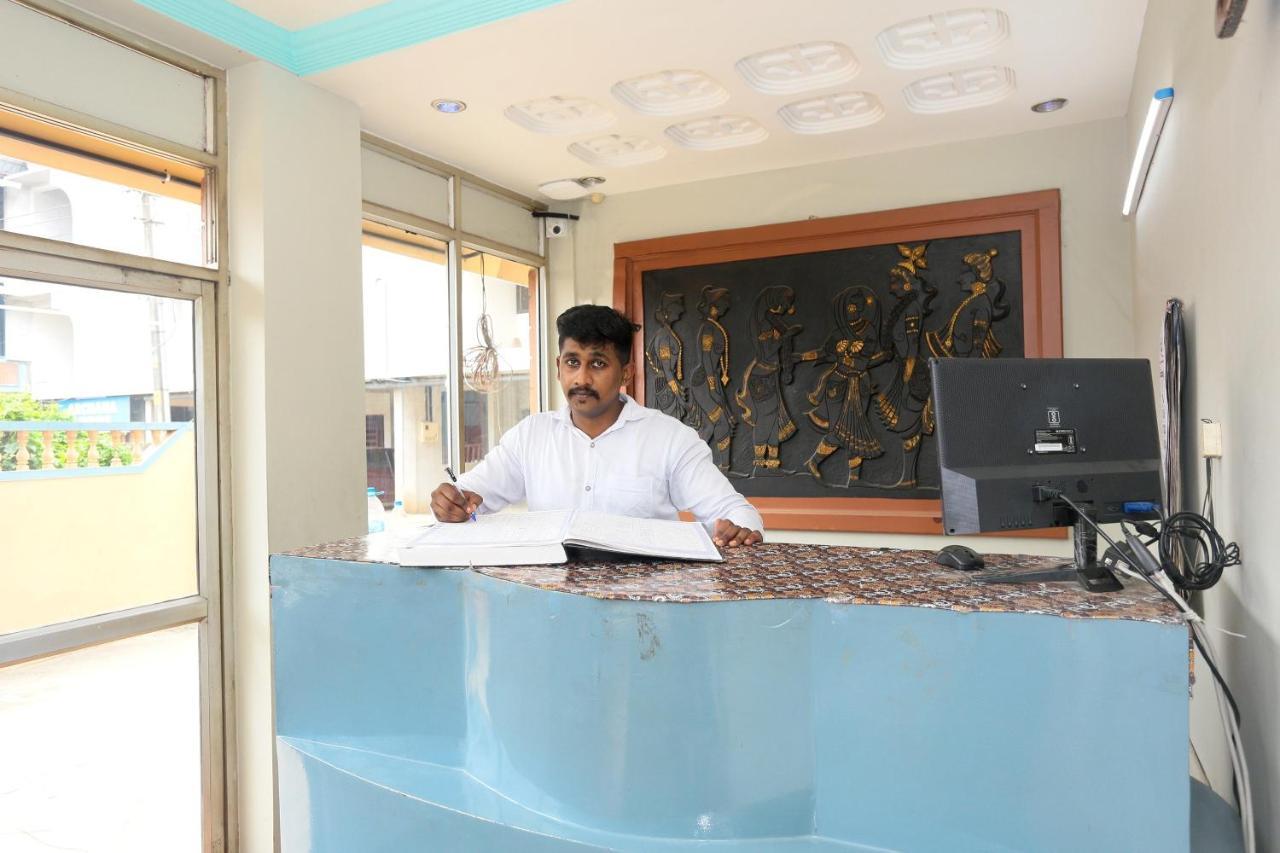 Oyo Flagship Kaveri Tourist Home Guruvayur Bagian luar foto