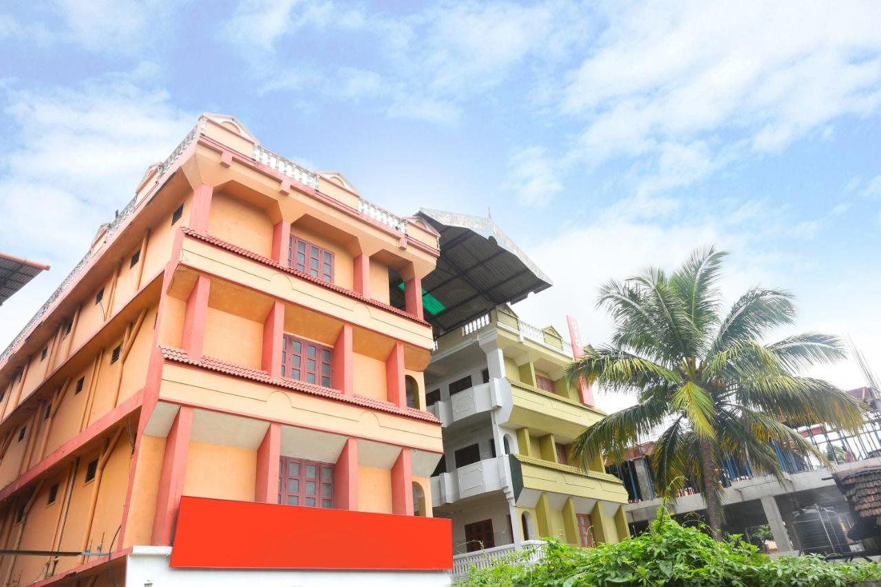 Oyo Flagship Kaveri Tourist Home Guruvayur Bagian luar foto