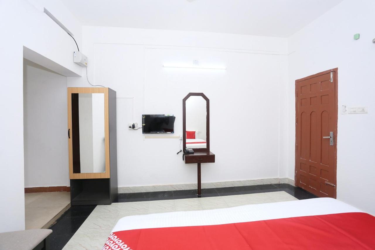Oyo Flagship Kaveri Tourist Home Guruvayur Bagian luar foto