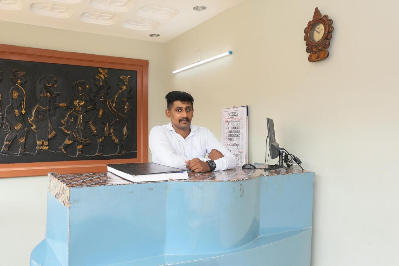 Oyo Flagship Kaveri Tourist Home Guruvayur Bagian luar foto