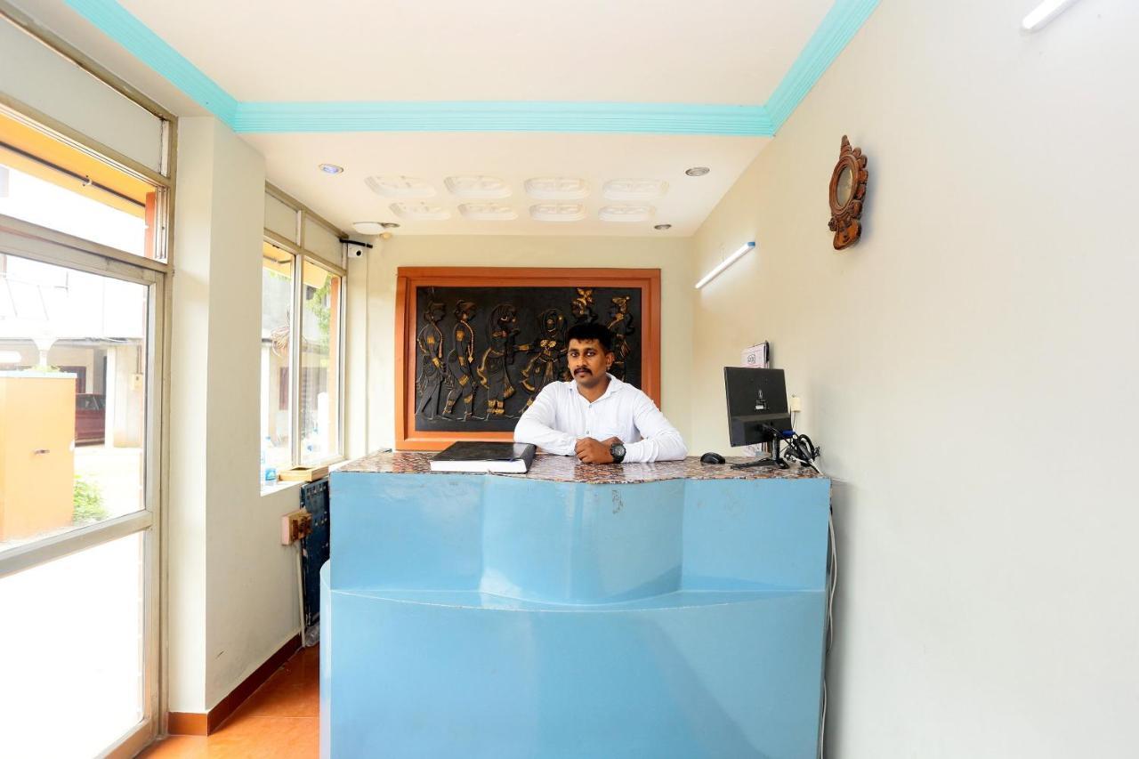 Oyo Flagship Kaveri Tourist Home Guruvayur Bagian luar foto