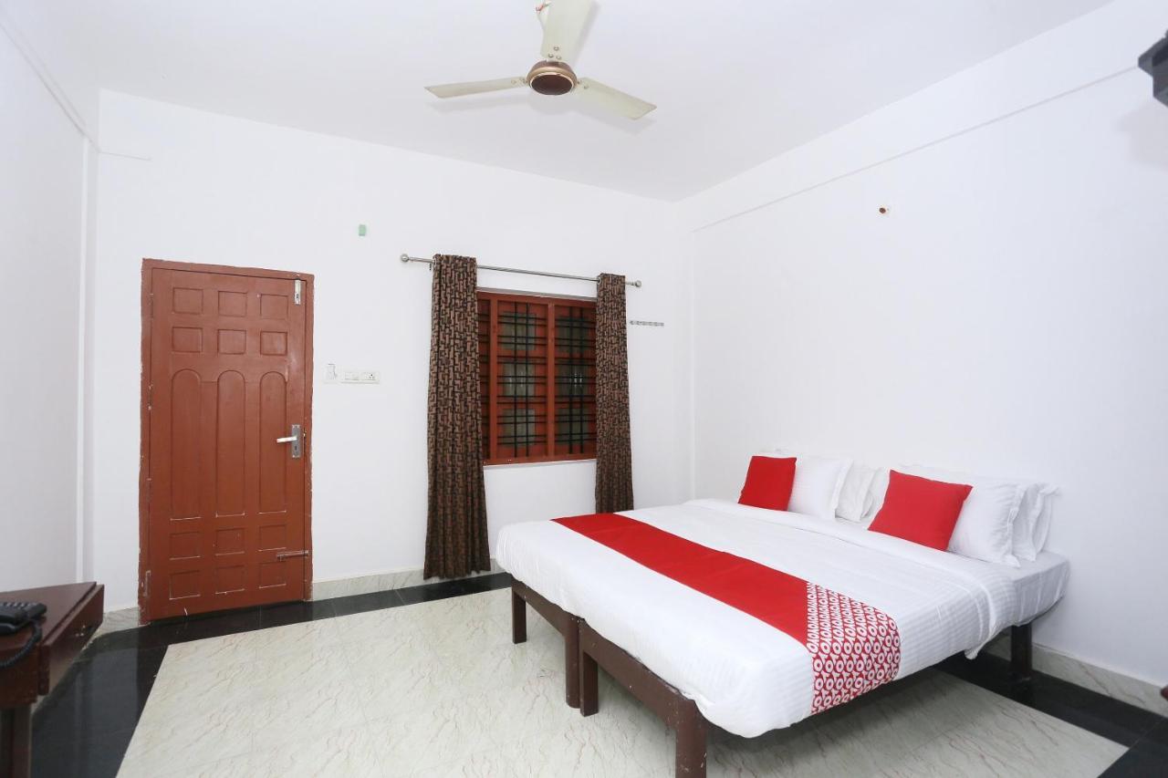 Oyo Flagship Kaveri Tourist Home Guruvayur Bagian luar foto